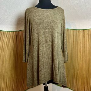 3/4 Sleeve Solid Pleat Back Tunic